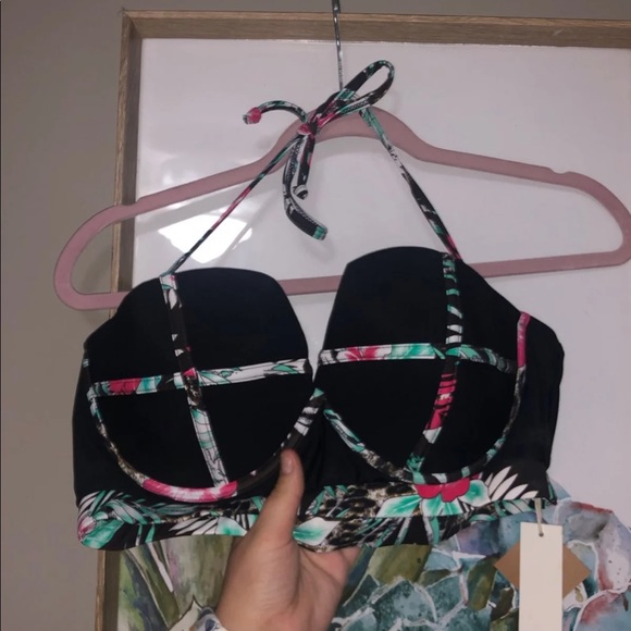 NWT Bikini Top - Picture 1 of 4